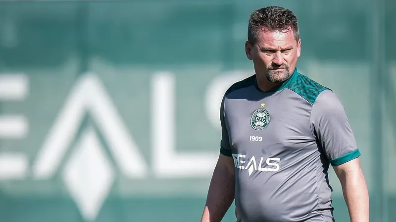 Coritiba demite o técnico Fábio Matias