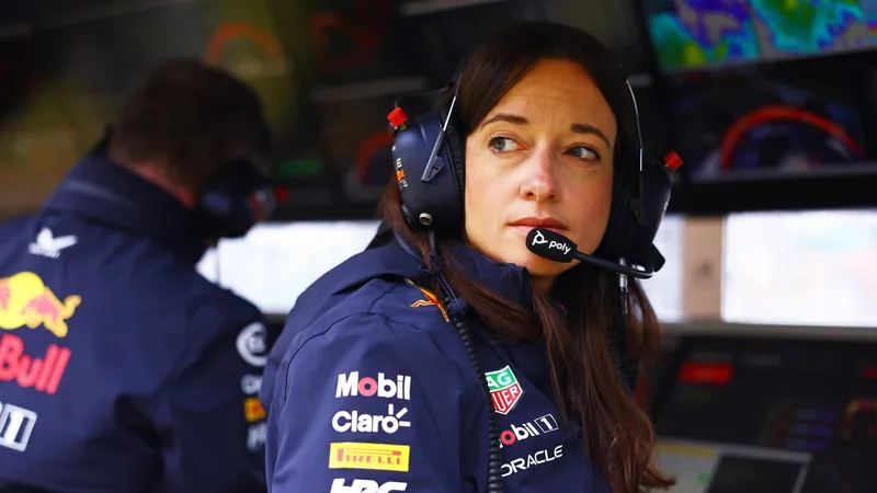 Quem é Hannah Schmitz, alvo das mais recentes críticas de Max Verstappen na F1?