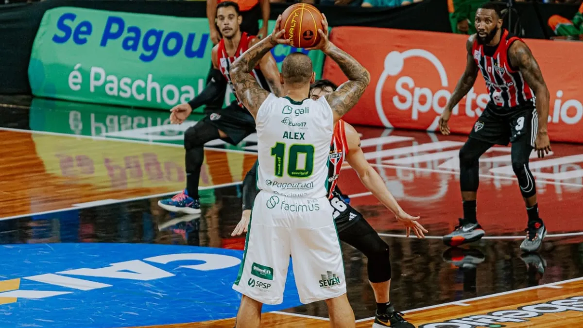 Bauru Basket renova contrato com Alex Garcia
