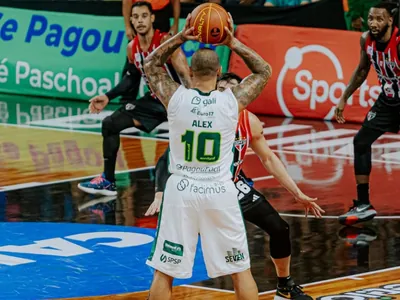 Bauru Basket renova contrato com Alex Garcia