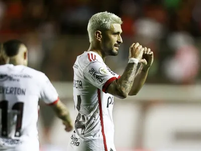Flamengo marca no fim, vence o Vitória e ainda pode ser 'campeão' do 1º turno