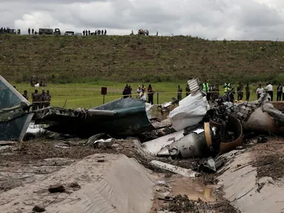 Avião cai após decolagem, pega fogo e deixa ao menos 18 mortos no Nepal