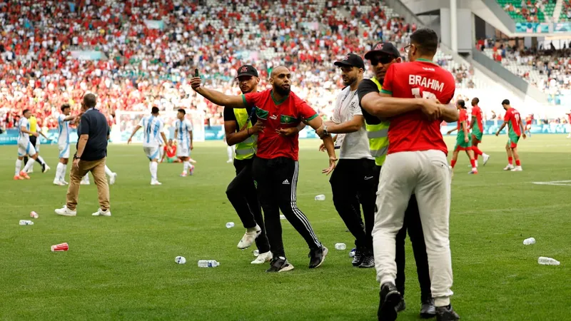 Marrocos vence a Argentina em jogo com gol anulado após uma hora de paralisação