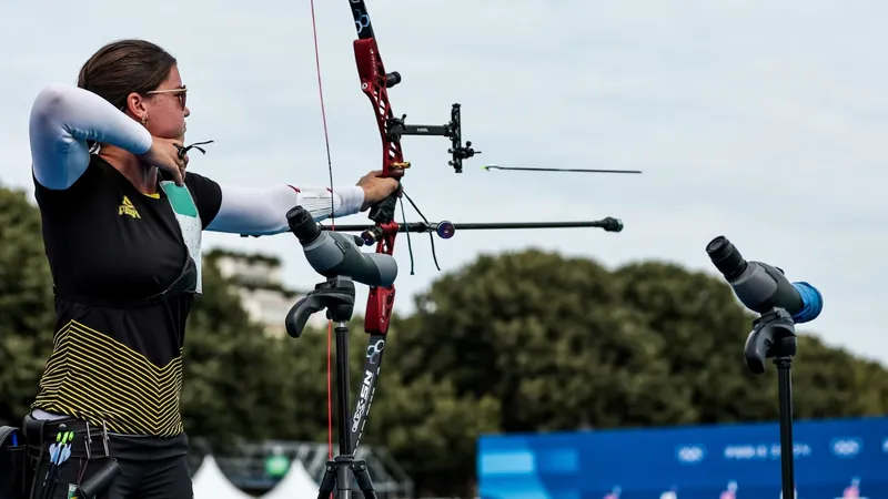 No tiro com arco, Ana Luiza Caetano protagoniza estreia do Brasil em Paris-2024