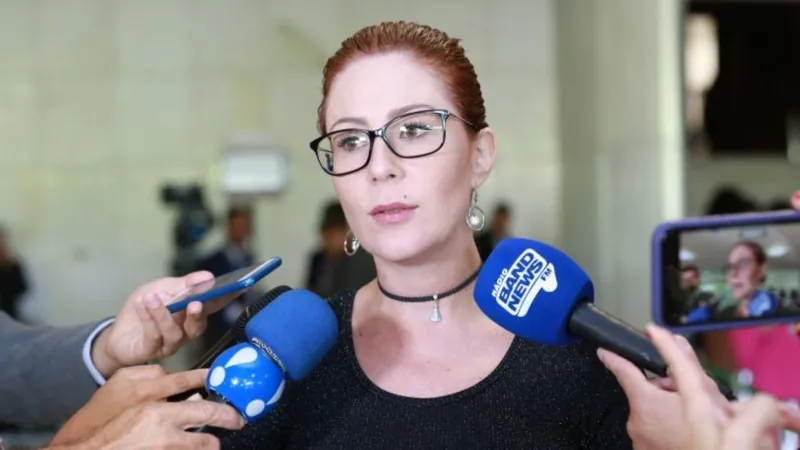 Carla Zambelli é alvo de nova investigação da PF autorizada por Moraes