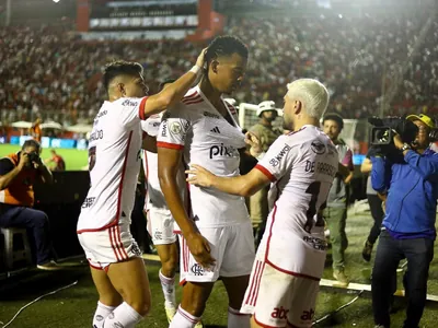 Flamengo conquista 11 pontos com gols depois dos 40 minutos do 2º tempo