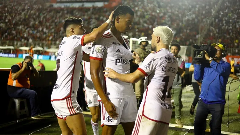 Flamengo conquista 11 pontos com gols depois dos 40 minutos do 2º tempo