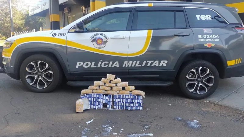 Tijolos de maconha são apreendidos dentro de um ônibus em Penápolis