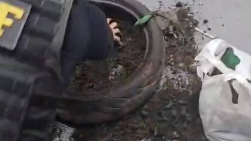 PRF apreende maconha dentro do pneu de uma motocicleta