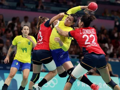 Brasil atropela a Espanha na estreia no handebol feminino em Paris