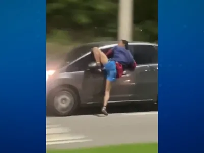 VÍDEO: Criminoso fica pendurado em carro ao tentar roubar motorista