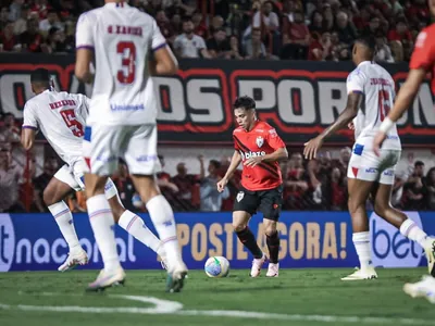 Jogadores se revoltam e vão para cima do árbitro após Atlético-GO sofrer empate