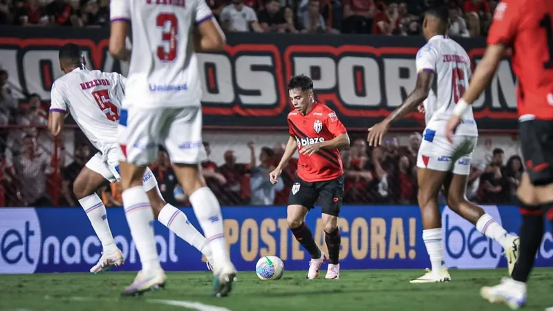 Jogadores se revoltam e vão para cima do árbitro após Atlético-GO sofrer empate