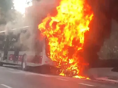 Vídeo: moto bate em ônibus e causa incêndio na Marginal Pinheiros, em SP
