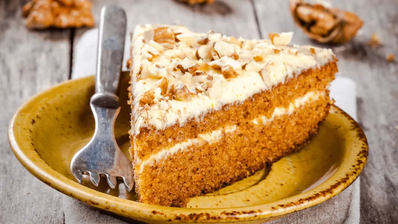 Bolo de cenoura americano leva especiarias e cobertura de cream cheese; faça