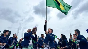 Porta-bandeira do Brasil em Paris celebra a vida após câncer: "Viva com alegria"