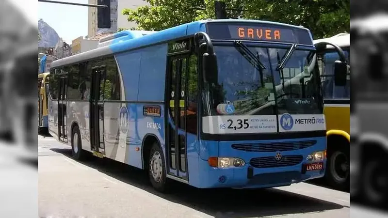 Passageiros reclamam da piora no serviço após substituição dos ônibus do Metrô na Superfície