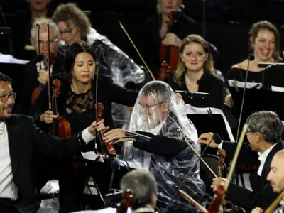 Veja fotos da Cerimônia de Abertura de Paris 2024 sob chuva