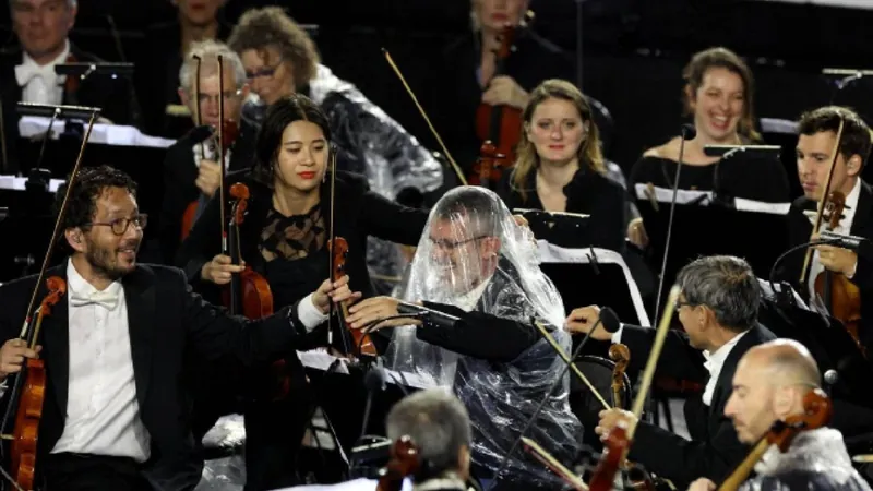 Veja fotos da Cerimônia de Abertura de Paris 2024 sob chuva