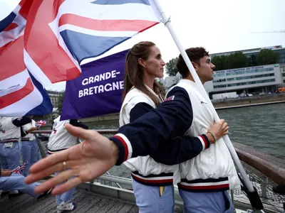 Porta-bandeiras da Grã-Bretanha imitam cena de 'Titanic' durante a Abertura