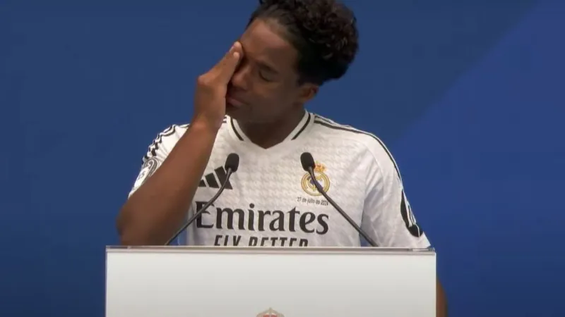 Endrick se emociona durante apresentação oficial como jogador do Real Madrid