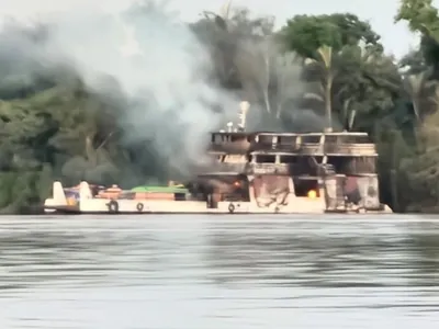 Barco com mais de 60 passageiros pega fogo e naufraga no Rio Negro, no Amazonas