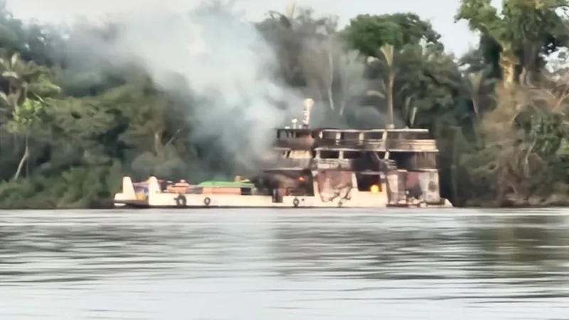 Barco com mais de 60 passageiros pega fogo e naufraga no Rio Negro, no Amazonas