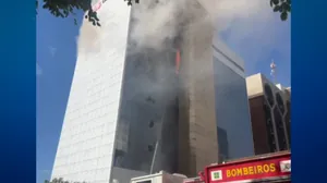 Vídeo: incêndio de grandes proporções atinge prédio da OAB em Brasília