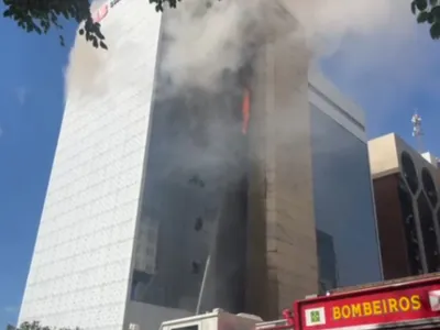 Vídeo: incêndio de grandes proporções atinge prédio da OAB em Brasília