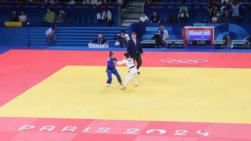 Natasha Ferreira cai na estreia em Paris-24 diante de judoca tricampeã mundial