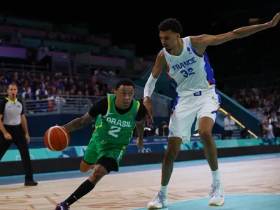 Brasil estreia com derrota para a França no basquete masculino em Paris