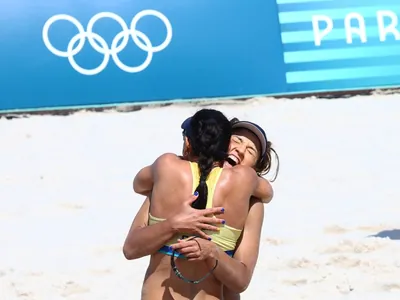 Carol e Bárbara estreiam no vôlei de praia com vitória sobre japonesas