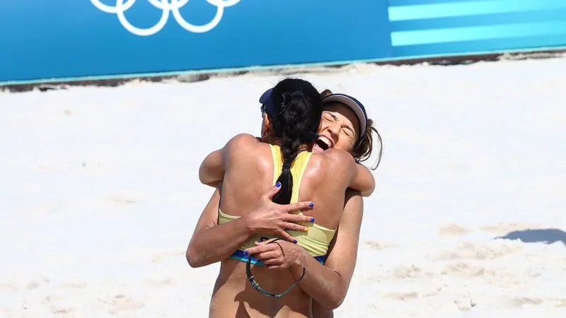 Carol e Bárbara estreiam no vôlei de praia com vitória sobre japonesas