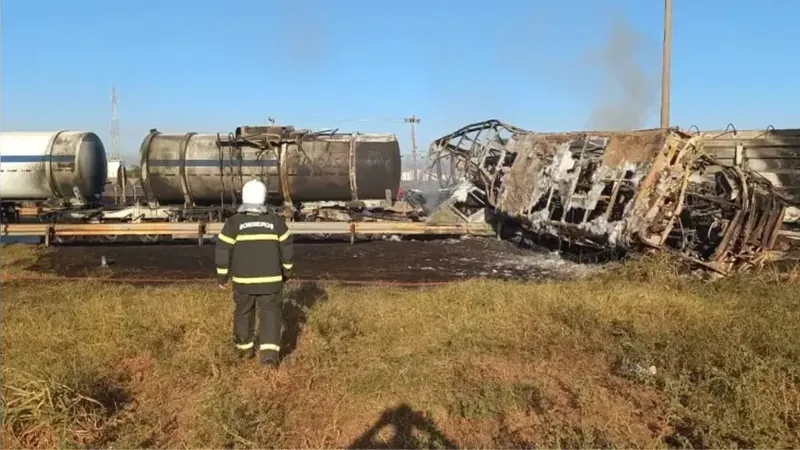 Colisão entre caminhões e ônibus deixa cinco mortos e 16 feridos no MT