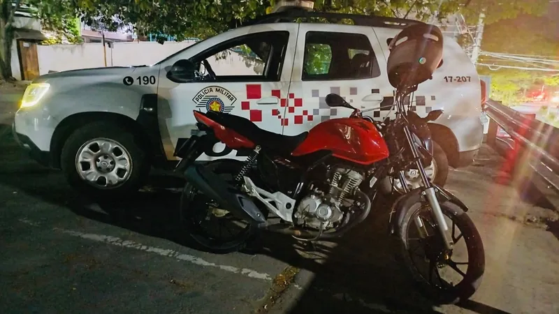 Polícia Militar prende dupla por furto de motocicleta em Potim