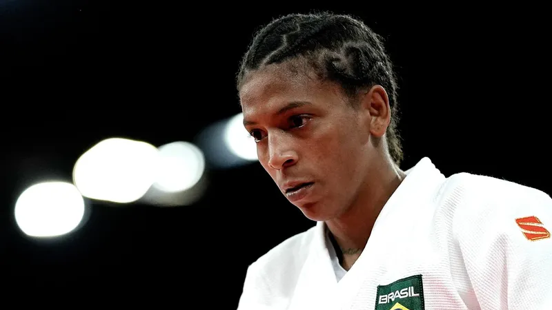 Medalhista olímpica, Rafaela Silva comenta dramas: "Pensei em jogar o carro no poste"