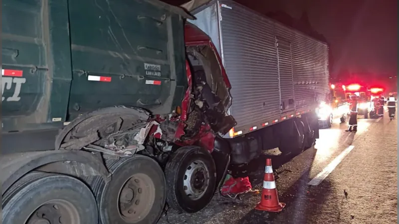 Colisão entre caminhão e carreta deixa motorista morto e passageiro ferido