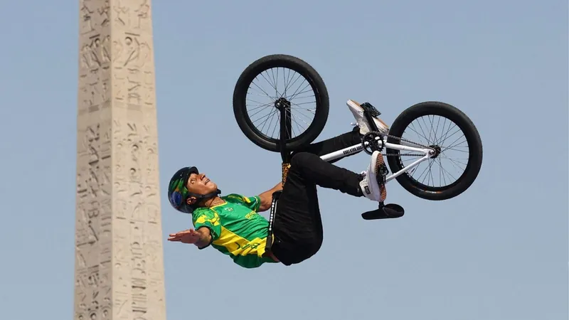 Gustavo "Bala Loka" garante vaga na final do BMX Freestyle em Paris-2024