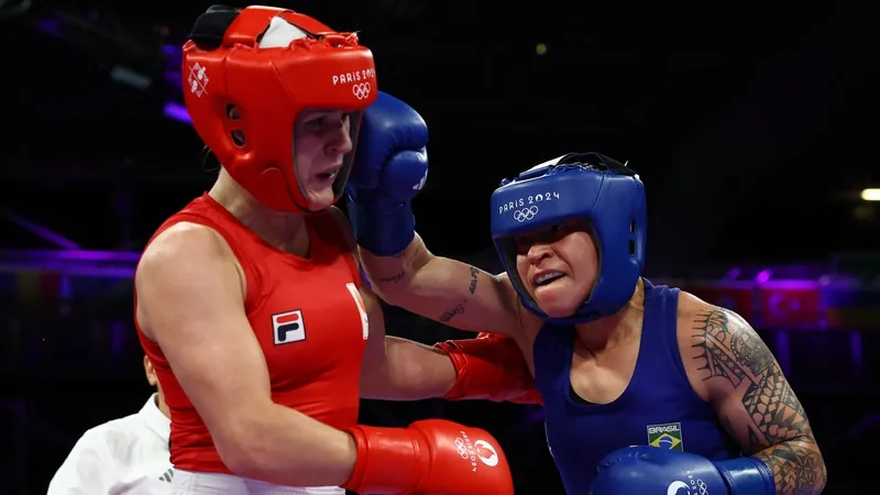 Bia Ferreira vence luta contra holandesa e garante medalha nos Jogos de Paris