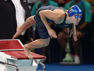 Nadadora vibra com final inédita em Paris após superar tumores: "Sonhar grande"