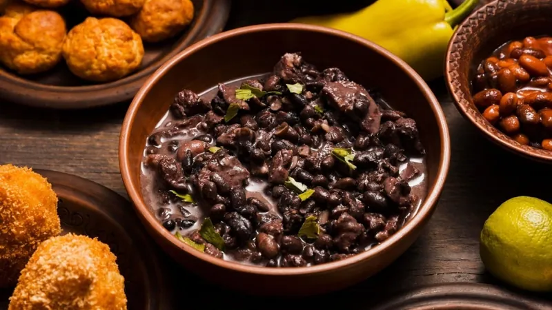 Feijoada é perfeita para dias frios: aprenda receita simples e saborosa