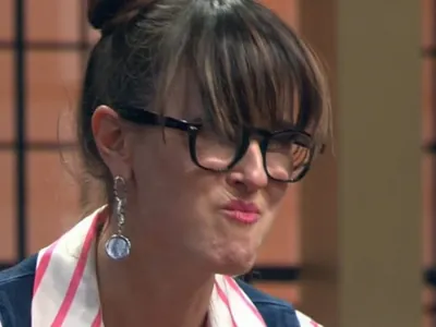 Helena Rizzo fica entalada com lanche no MasterChef; veja vídeo