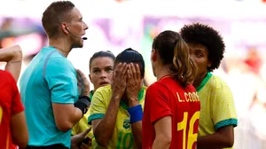 Marta é expulsa contra a Espanha na Olimpíada e chora bastante após vermelho