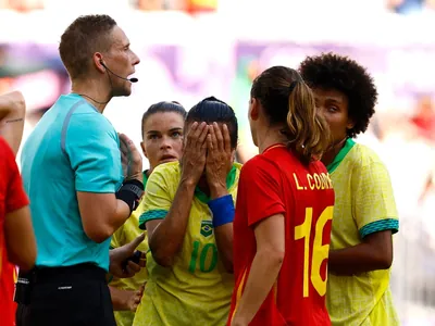 Marta é expulsa contra a Espanha na Olimpíada e chora bastante após vermelho