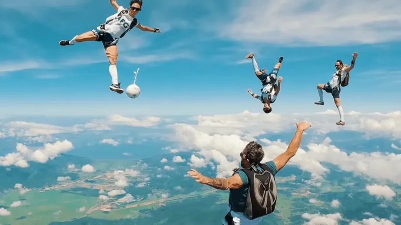 Paraquedistas jogam futebol no céu em Santa Catarina