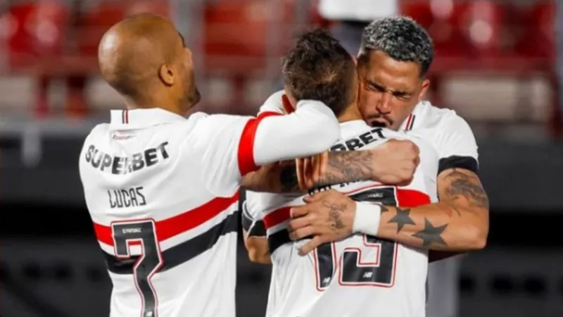 São Paulo vence Goiás e larga em vantagem nas oitavas da Copa do Brasil