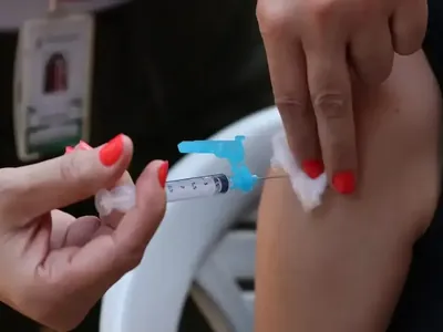 Prefeitura de Caraguatatuba amplia vacinação contra dengue para jovens até 15 anos