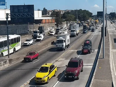 Mãe e a filha vivem momentos de terror dentro um ônibus na Avenida Brasil durante tiroteio