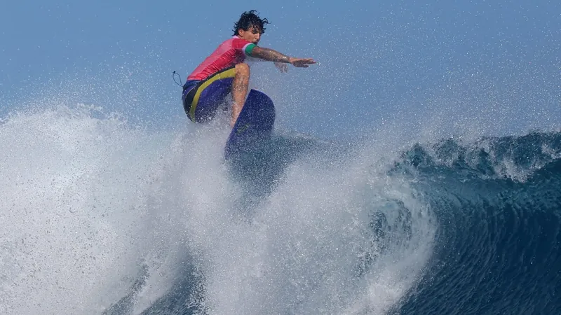 Gabriel Medina elimina Chumbinho e vai para semifinal na Olimpíada