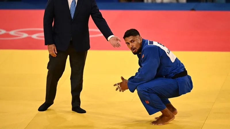 Decisão por vídeo elimina Leonardo Gonçalves na estreia em Paris-2024 - Foto: Arlette Bashizi/Reuters